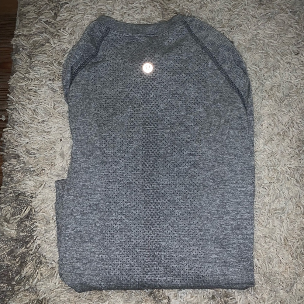 I’m selling a gray long sleeve lululemon top!